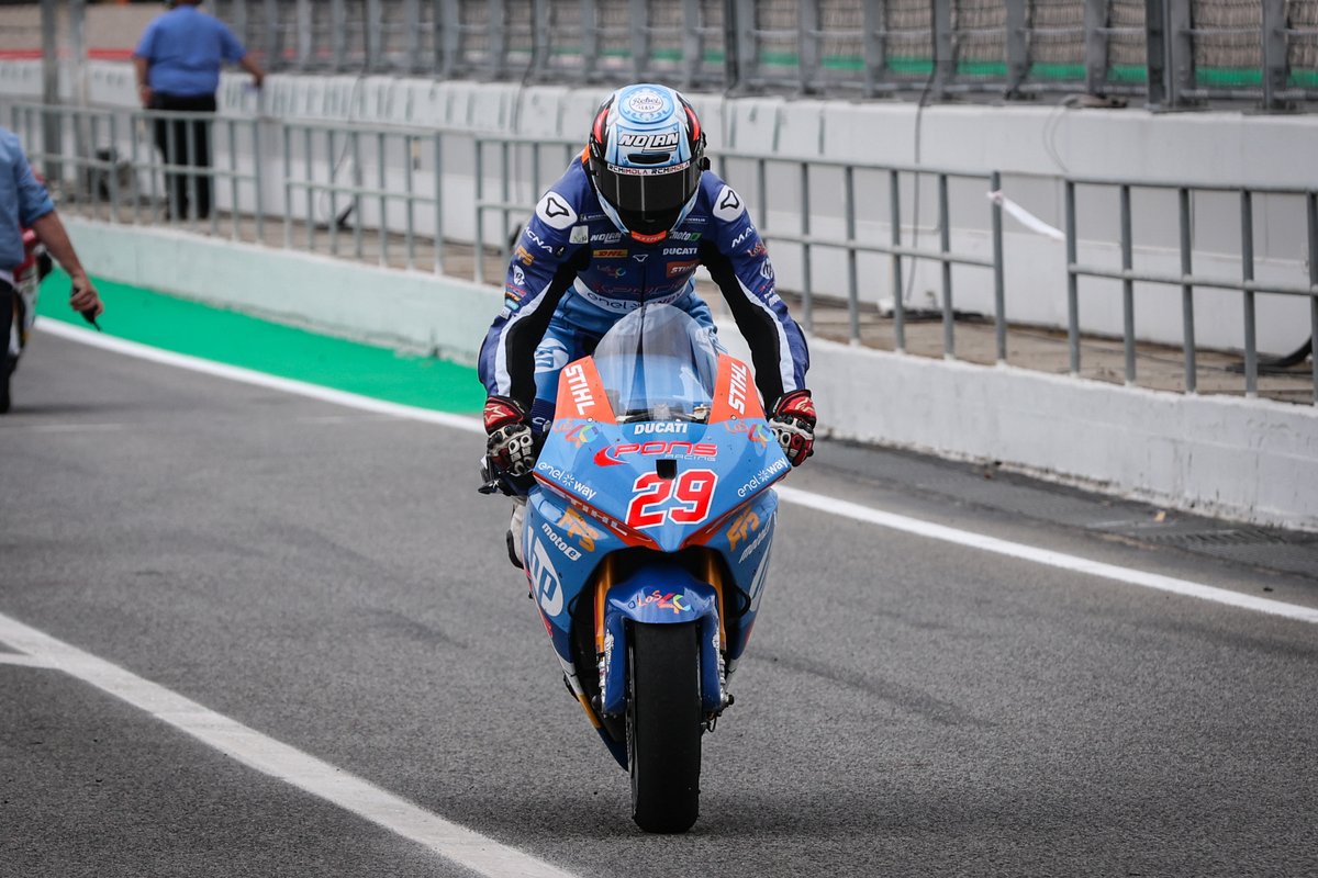 MotoE™ (@motoeofficial) on Twitter photo We definitely needed to join the #StoppieSunday this week with this cool arrival to the pitlane by Nicholas Spinelli 🤩👌
#MotoE <a href="/pons_racing/">PONS Racing</a> We definitely needed to join the #StoppieSunday this week with this cool arrival to the pitlane by Nicholas Spinelli 🤩👌
#MotoE <a href="/pons_racing/">PONS Racing</a>