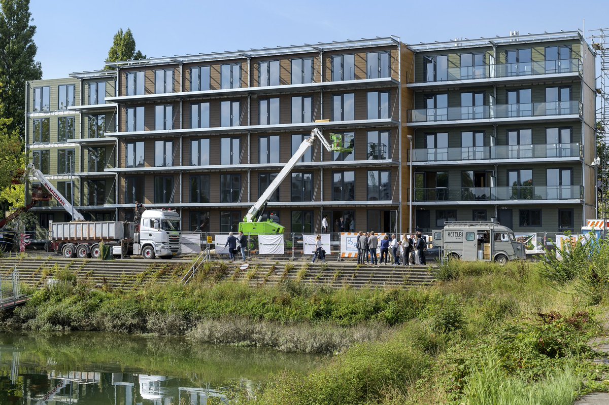 De woningnood is zo hoog dat we naast permanente ook tijdelijke locaties gebruiken voor woningbouw. In Rotterdam afspraken gemaakt over de versnelling van de bouw van 2000 flexwoningen, bedoeld voor starters en urgent woningzoekenden.
