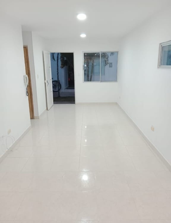 Vendo casa esquinera en conjunto cerrado Altobelo (Boconó- cerca a Villa Silvania).
Tiene tres habitaciones, 3 baños, sala, comedor, garaje, cocina integral y patio 
 Medidas....1er piso 4.60 x 8 Mt
2do piso 5 x 8 mt
 Área construida 75