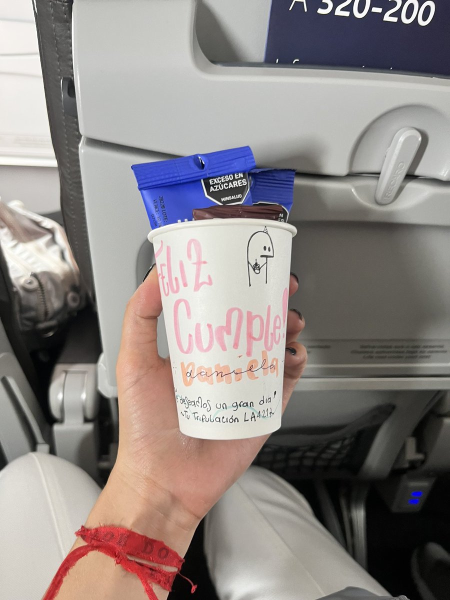 decheverry1's tweet photo. Gracias @LATAM_CO por la celebración de cumpleaños a bordo! 
Servicio 100/10 https://t.co/5qsyOEIOsA