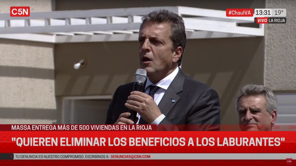 r___sol's tweet photo. "Lo que se discute en estas elecciones es si los riojanos son parte del futuro o si son abandonados a su suerte. Cuando dicen no más participación, no más inversión en infraestructura y no más universidades, los están empujando fuera de la Argentina", Sergio Massa en La Rioja. https://t.co/7H0YSE61Q1