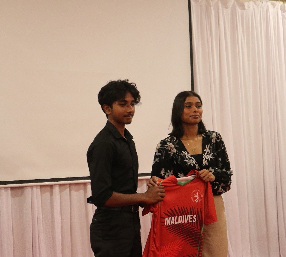 Thank you #IOIG2023 medallists Rafa, Naba & Razzaq for honoring us with your presence to give away jerseys to the Maldives national teams for the Asian Games, ICCT20 Quailifiers & ACC U19 Cup. 
Once again congratulations on your outstanding performances. @maldivescricket