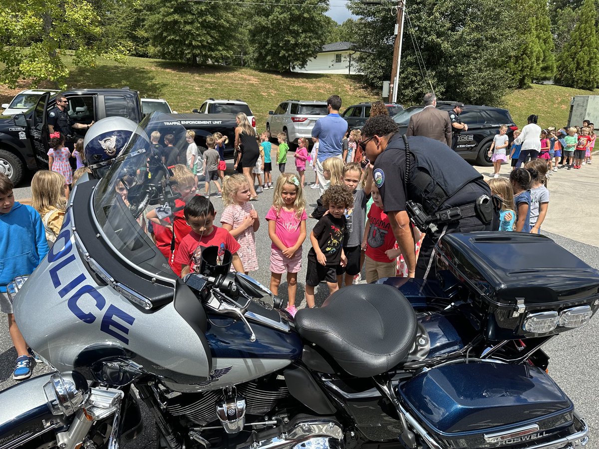 jancy_reavis's tweet photo. Police officer visit!  Thank you Roswell PD!  #rnegreatthings https://t.co/HPBM8bfGWG