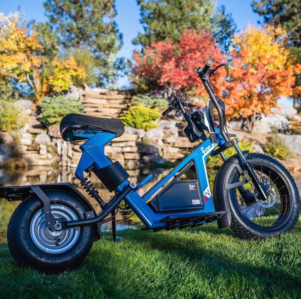 FinnScooters's tweet photo. Can we all agree Fall golf is where it's at!? ⛳️Temps are ideal for cruising and the changing leaves make for incredible views! 🍁 #FallGolf #FinnCycles #FinnScooters https://t.co/01pM2AnhQr