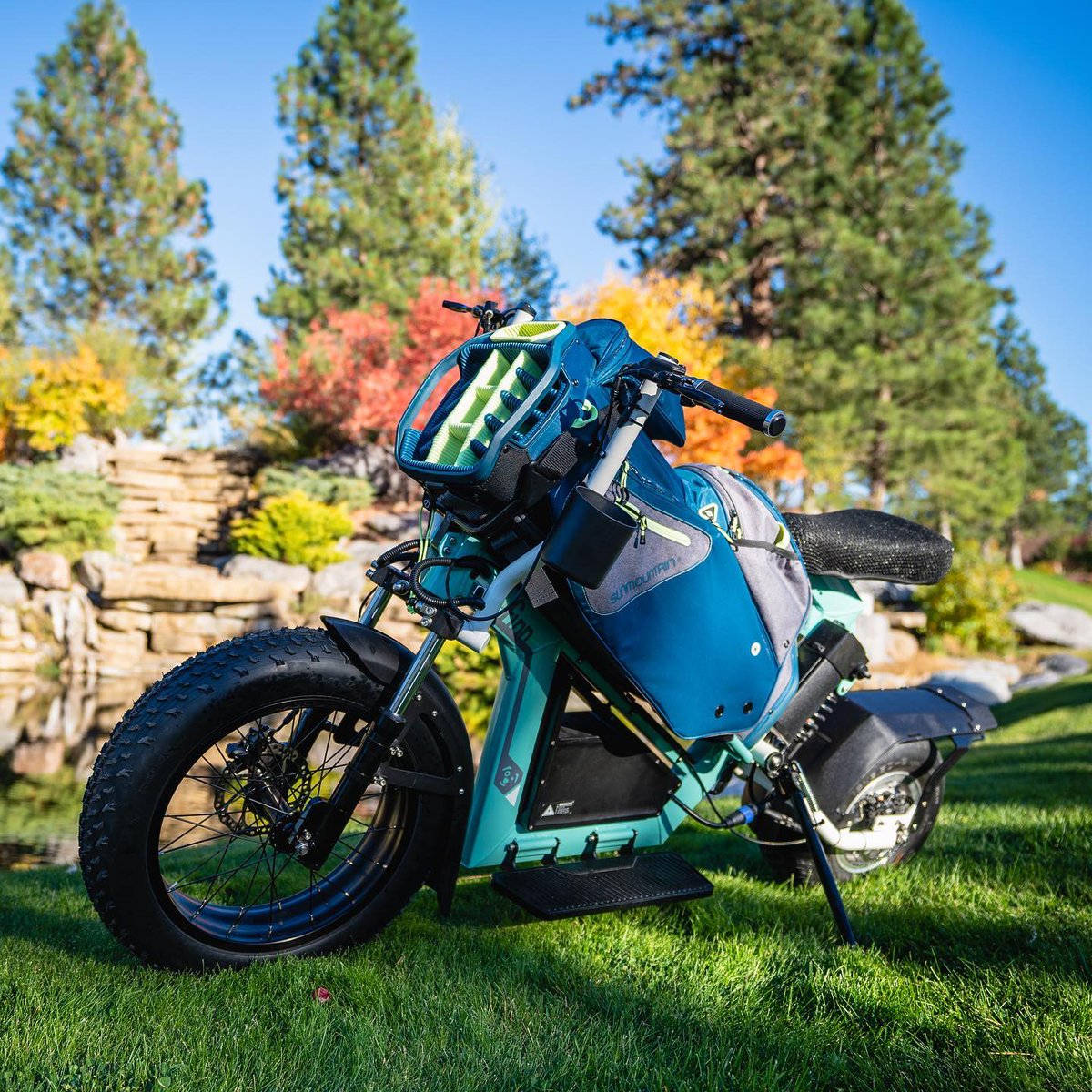 Can we all agree Fall golf is where it's at!? ⛳️Temps are ideal for cruising and the changing leaves make for incredible views! 🍁 #FallGolf #FinnCycles #FinnScooters