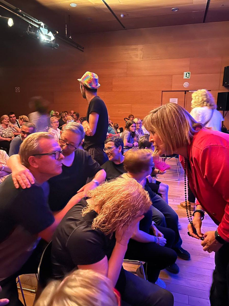 nuriamarinlh's tweet photo. El grupo de teatro GEPIS @cebellvitge no deja de sorprenderme con sus originales y expresivas interpretaciones. Por 3r año participan en el Festival de Teatro Amateur de la #FestaMajorBellvitge con “Mariposas” donde expresan con su cuerpo y gestos mucho sentimiento y sensibilidad https://t.co/esbhT3XGFR