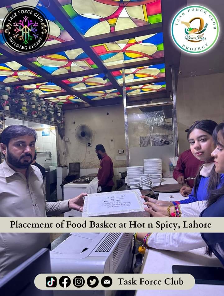 taskforceclub's tweet photo. Food Basket has been placed outside of Hot n Spicy, opposite UCP, Lahore by the Team of Miss Hijab Irfan ✨
Kudos to their compassionate efforts! 👏🥰
Mirza Minahil

#food #freefood #humanity #servinghunger #بھوک_مٹاؤ #Lahore #Pakistan #TFC #taskforceclub https://t.co/3WIfpzeRLT