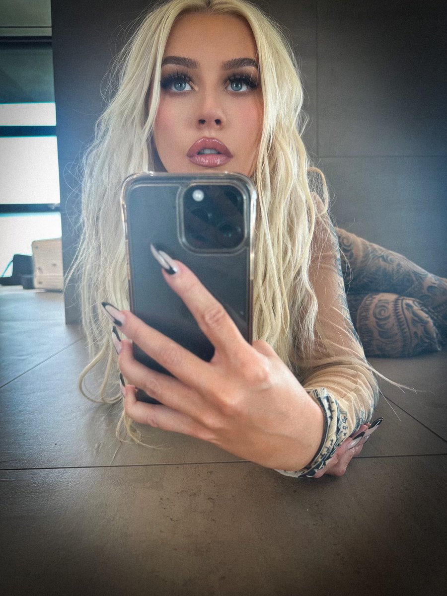 Christina Aguilera tweet media