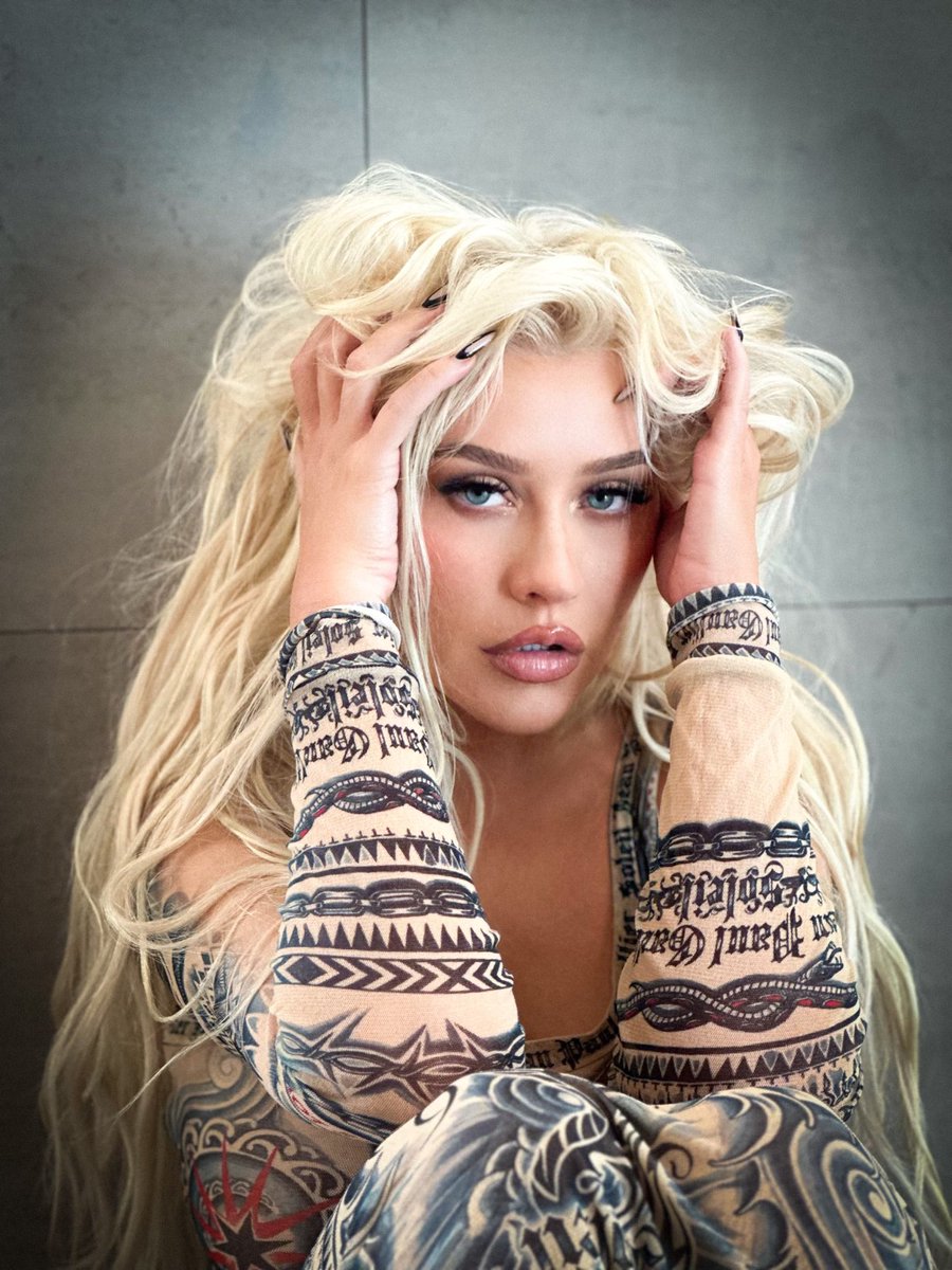 Christina Aguilera tweet media