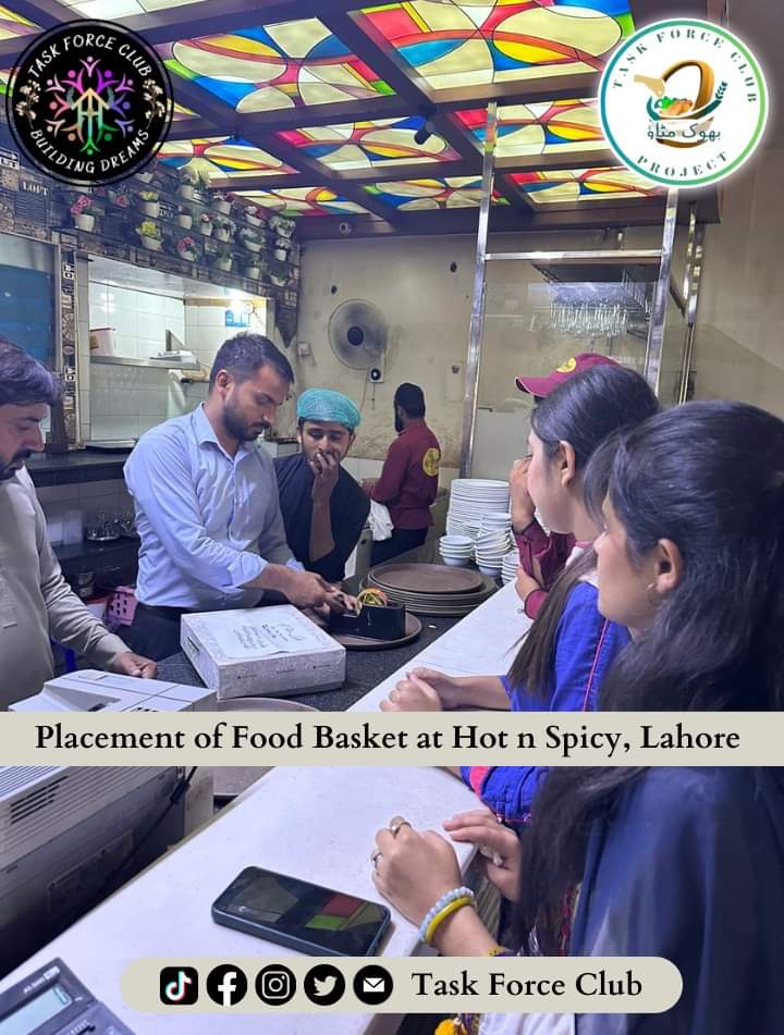 taskforceclub's tweet photo. Food Basket has been placed outside of Hot n Spicy, opposite UCP, Lahore by the Team of Miss Hijab Irfan ✨
Kudos to their compassionate efforts! 👏🥰
Mirza Minahil

#food #freefood #humanity #servinghunger #بھوک_مٹاؤ #Lahore #Pakistan #TFC #taskforceclub https://t.co/3WIfpzeRLT