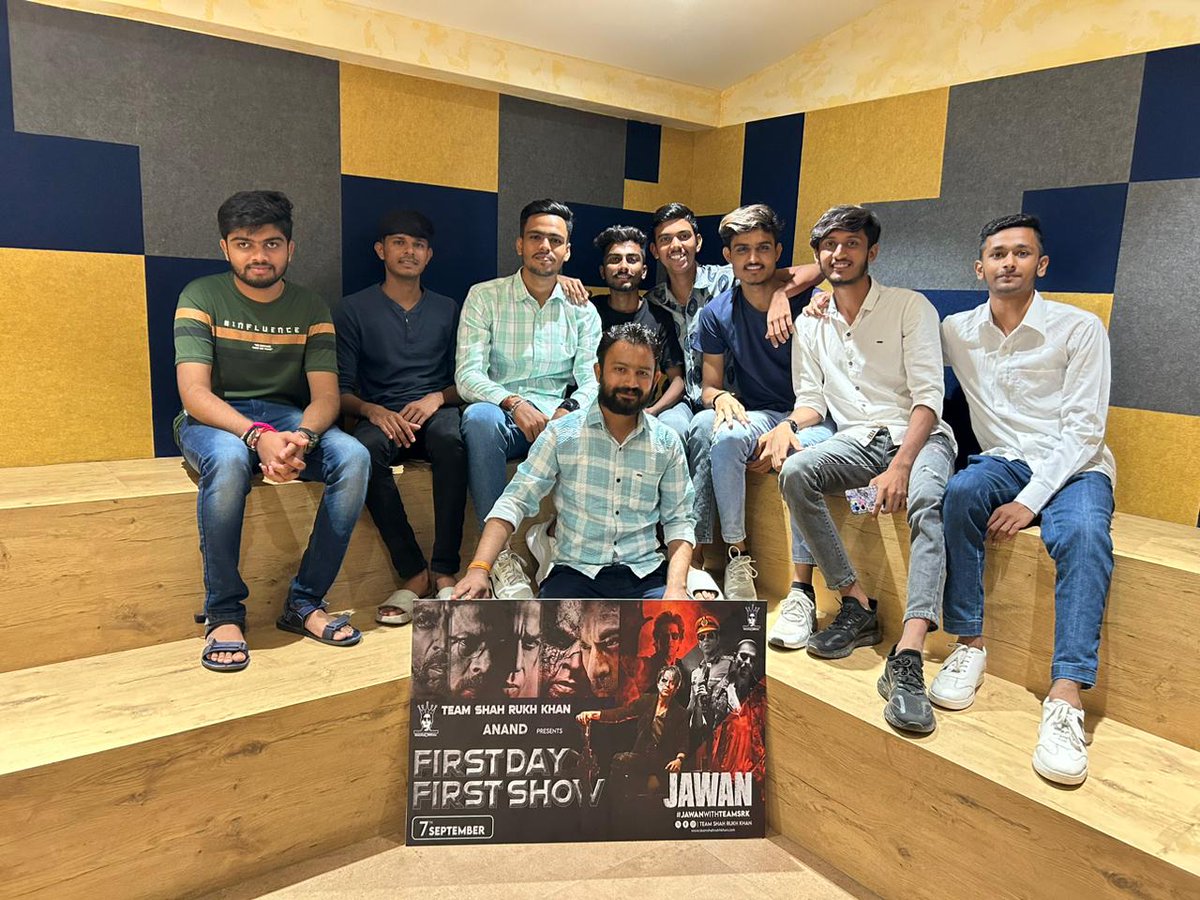 Raees_srk555's tweet photo. Had a blast celebrating #Jawan in my city Anand, everyone loved the movie and showered their love for @iamsrk and the team. https://t.co/4asRdaIYrH