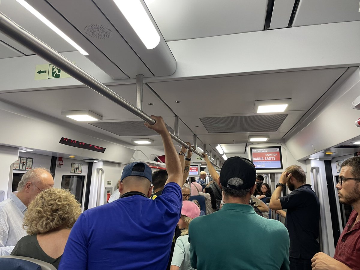 HelleKettner's tweet photo. Putíssima Renfe! Portem més d’una hora i mitja de trajecte i només hem arribat a Sants (venim de l’Estació de França, un trajecte de 20 min). Ens han fet sortir del tren i ara pugem en un altre, a rebentar. I a més, pararà a totes les putes estacions del món. Prou ja, hòstia! https://t.co/5SwcvU1GDR
