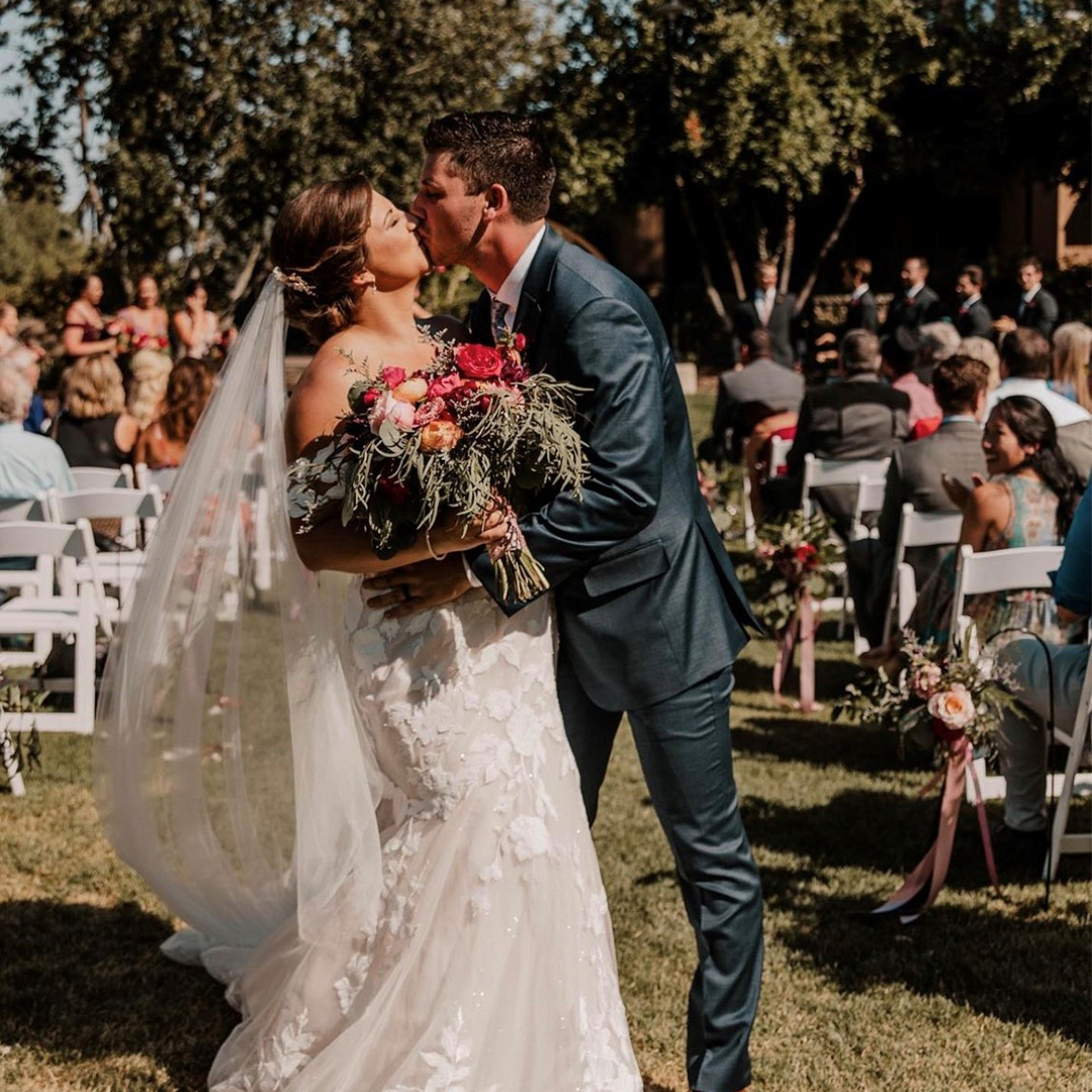 CDACasino's tweet photo. Book your wedding at Coeur d'Alene Casino. Thank you for spending your special day with us @Haileyjknox and thank you for capturing these beautiful pictures @meaganmylanphotography. Click the link below to inquire about your future wedding venue: 
https://t.co/fESUQtFEhx https://t.co/aErRBYDUGj