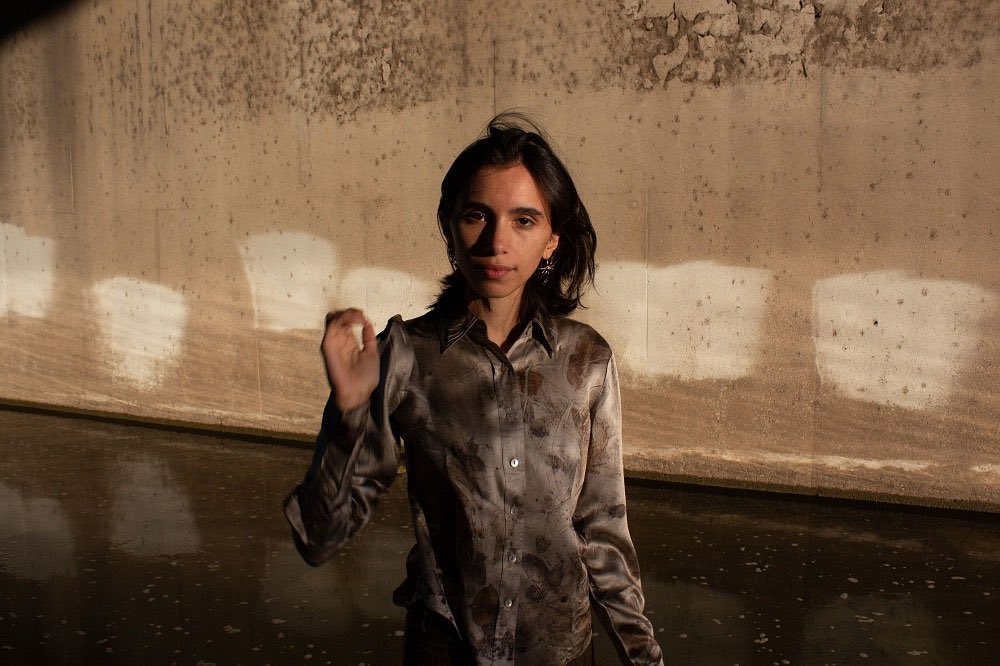 PREMIERE | Introducing <a href="/_otracami_/">Cami</a> with the intimate &amp; introspective wonder of “Fold”, accompanied by visuals from Sai Tripathi.

Announcing the album ‘touching the stove coil’ arriving October 27. 

weekinpop.com/features/premi…