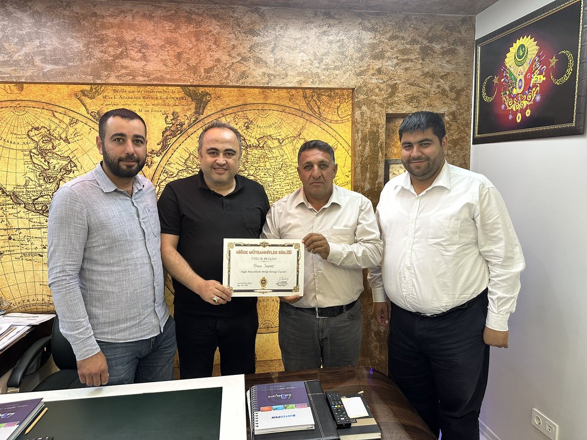 <a href="/mbirliginigde/">Niğde Müteahhitler Birliği</a> olarak kıymetli yönetim kurulu üyemiz <a href="/ErdoganBaca/">Erdoğan BACA</a> kardeşimize üyelik belgesini taktim ettik.