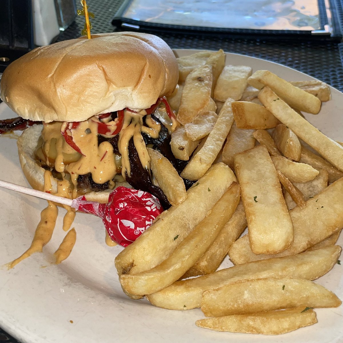 Smoked Gouda Smashburger

2 patties, smoked Gouda cheese, pickled Fresno chilis, and chipotle aioli  

#Smashburger #PubFood