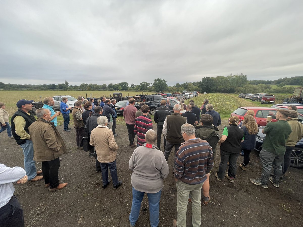 Great turnout for @NFUWorcs @NFUWestMids #SFI update. Thanks to @emmahamer2 for organising @GeorgieHyde3 @AdviserSPS @ClaireR99 and Jonathan Boaz @worcswildlife Caroline for hosting. Lots of interest!