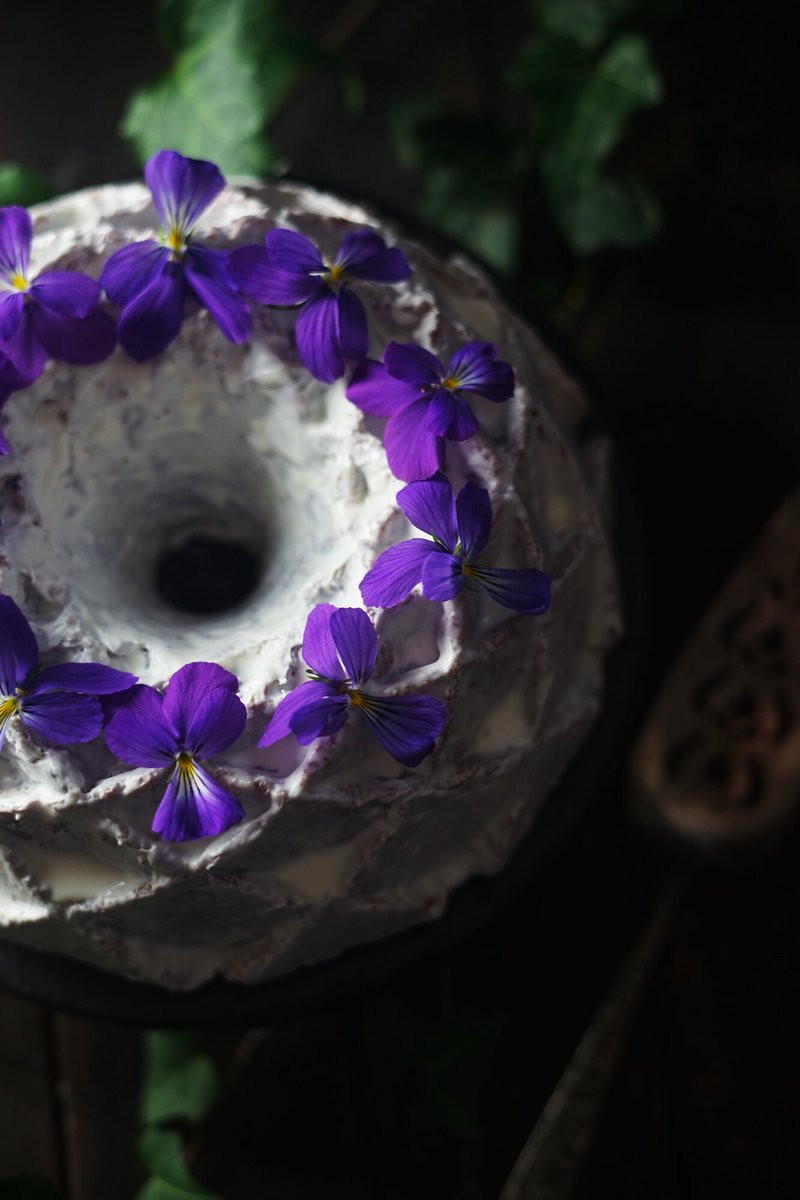 schmoozequeen's tweet photo. #VEGAN PURPLE VELVET #BUNDT #CAKE WITH WILD GINGER AND WHITE CHOCOLATE
This decadent, moist cake has a texture similar to red velvet, but the #color is all-natural! It’s lightly spiced with wild #ginger and #whitechocolate #UbePowder #plantbased
https://t.co/wBdYjNjpIN https://t.co/hw5xnMPyvI