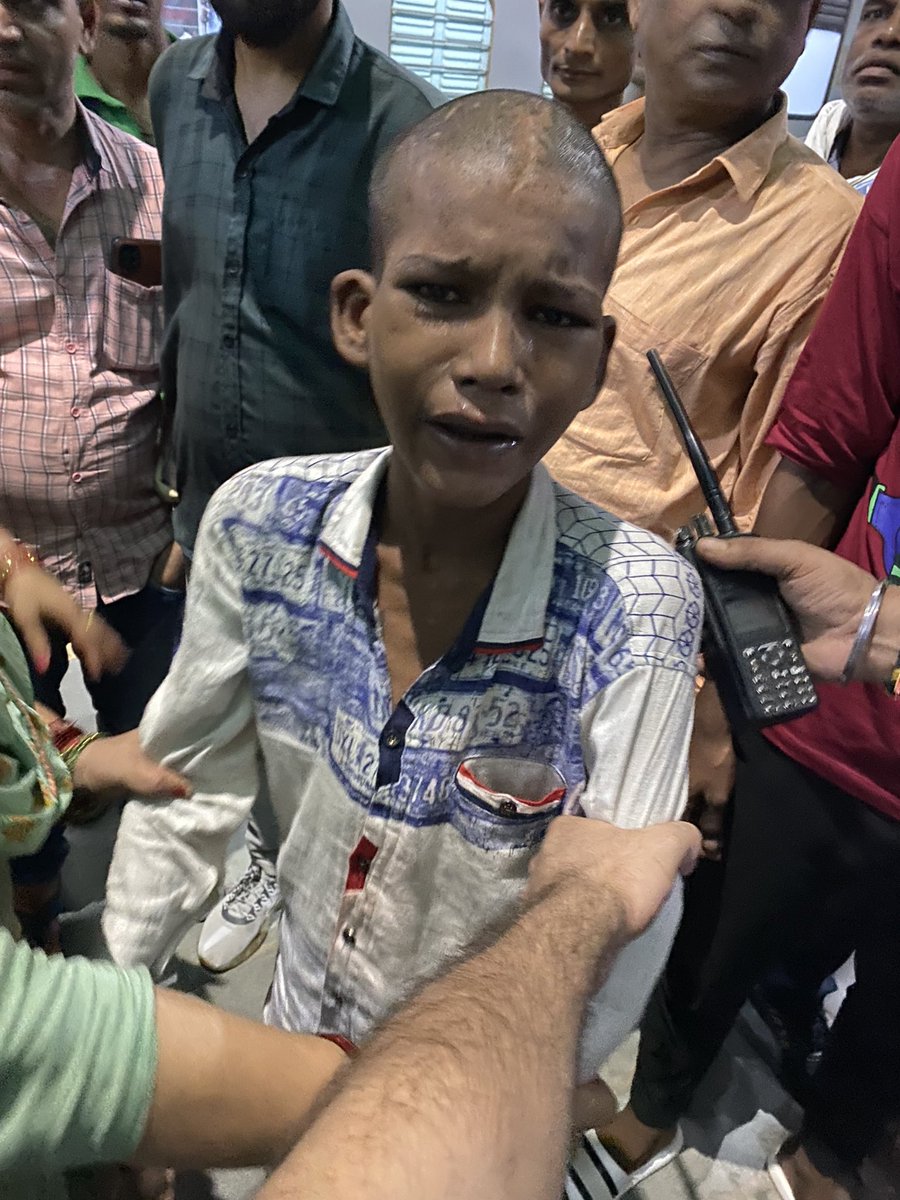 SiddharthAmbav2's tweet photo. My uncle’s pocket got picked today at Prayagraj Railway Station at around 9:45 pm, we even caught the thief and he accepted to the theft,even told us wallet’s location but it was empty and the money was stolen,he said he found it empty, pls help @RailMinIndia @AshwiniVaishnaw https://t.co/jynl7qyeOW