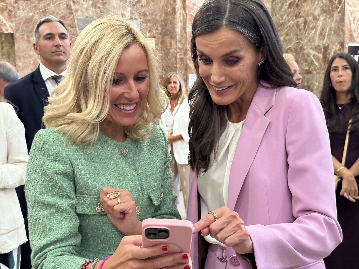 RocioGAlcantara's tweet photo. 🎖️ Alcobendas reconocida como Ciudad Amiga de la Infancia por Unicef con mención de excelencia.

🗣️ Inspiradora conversación con Su Majestad la Reina sobre el importante papel de los ayuntamientos para potenciar los “Derechos del Niño”. 

📷 ©️ Casa de S.M. el Rey https://t.co/o69ai23rVU
