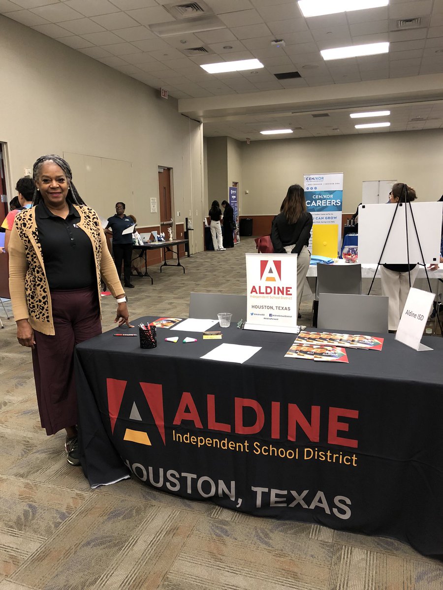 Loving this opportunity to connect with students @uhdowntown. @AldineHR we are here to recruit and bring back our former students to @AldineISD ! #myaldine