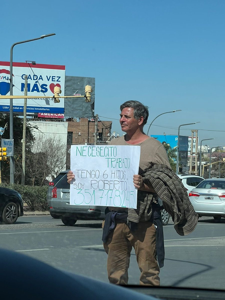 Este señor esta en la bajada del cerro (intersección sagrada familia), Córdoba capital. No cuesta nada ayudar con un rt 🙏🏼
