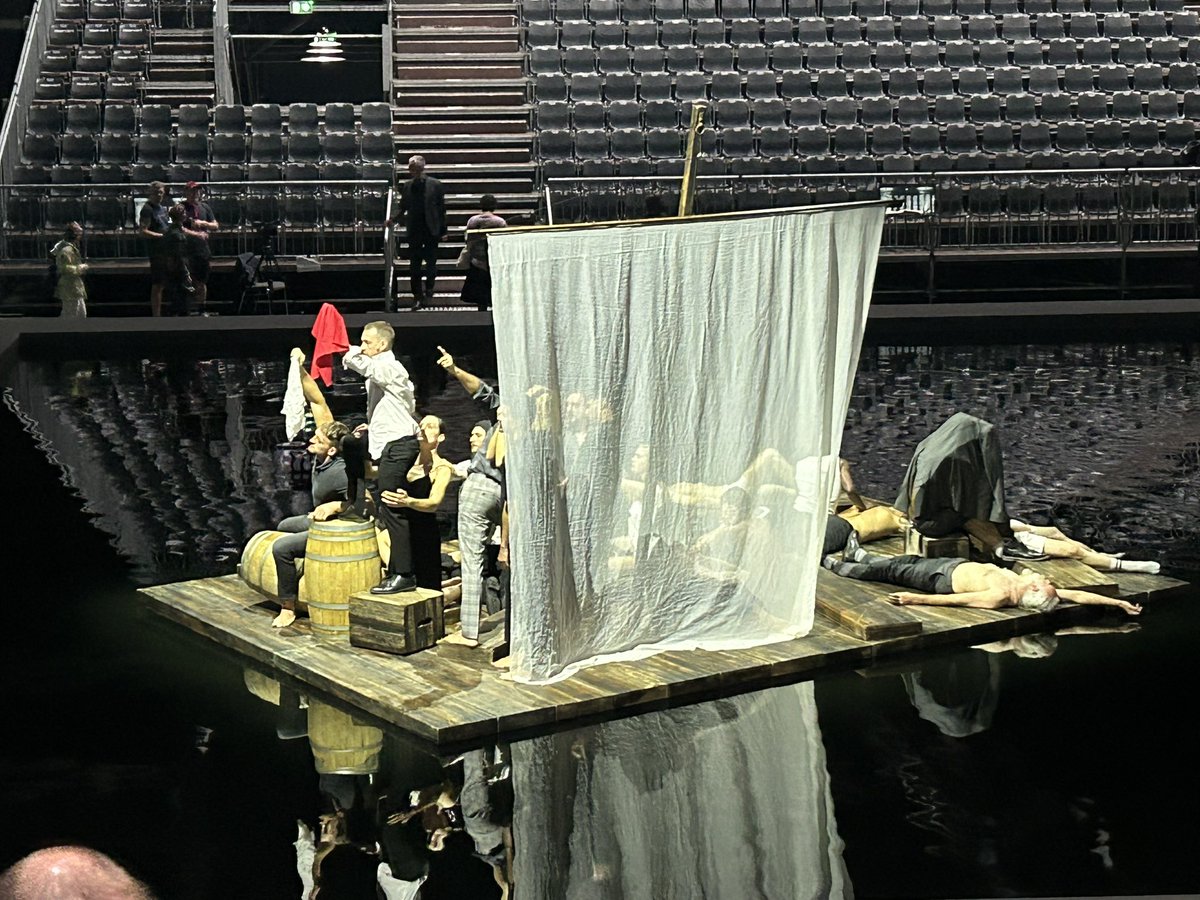 DeferJakob's tweet photo. Kultur auf Umwegen und an außergewöhnlichen Plätzen! Debüt der @Komische_Oper im Hangar1 #TempelhoferFeld - „Das Floß der Medusa“ von Henze. #allesaußergewöhnlich #Kulturgenuss in #Berlin - bin gespannt und neugierig! https://t.co/FBuJDle2ye