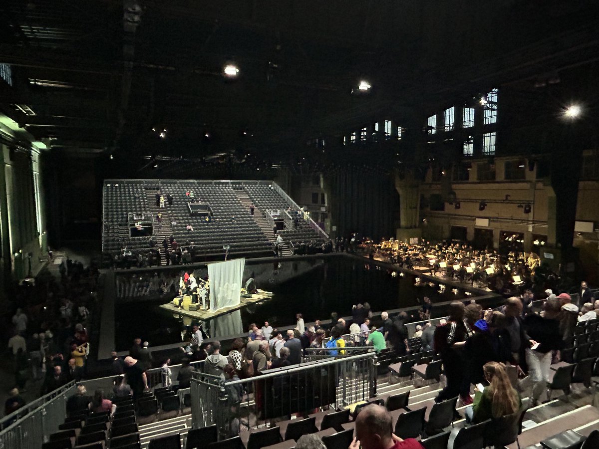 DeferJakob's tweet photo. Kultur auf Umwegen und an außergewöhnlichen Plätzen! Debüt der @Komische_Oper im Hangar1 #TempelhoferFeld - „Das Floß der Medusa“ von Henze. #allesaußergewöhnlich #Kulturgenuss in #Berlin - bin gespannt und neugierig! https://t.co/FBuJDle2ye