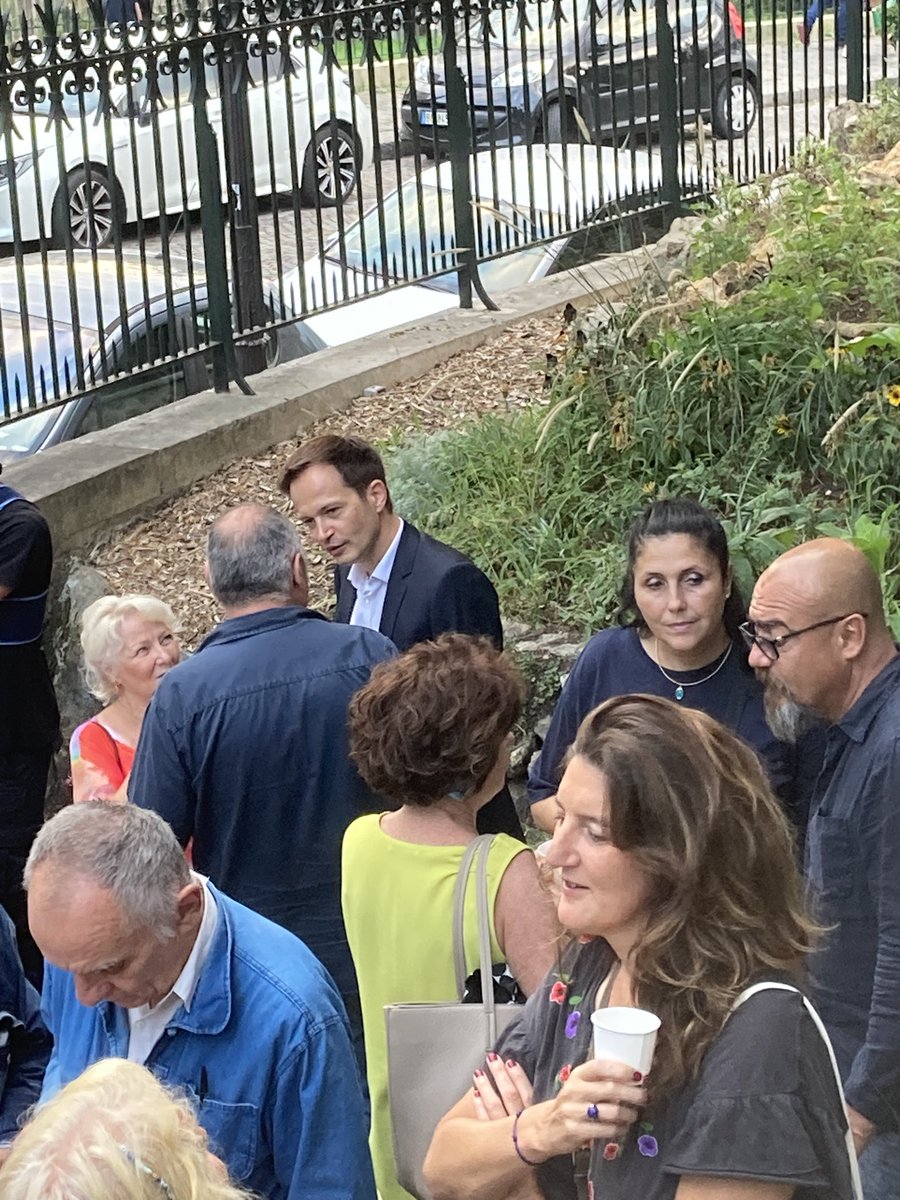 honore18e's tweet photo. Avec @pybournazel à la sortie de « Montmartre à la Une » de Michel Langlois. L’occasion de faire de belles rencontres #Montmartre #Tardivo https://t.co/SDKj17p7fD
