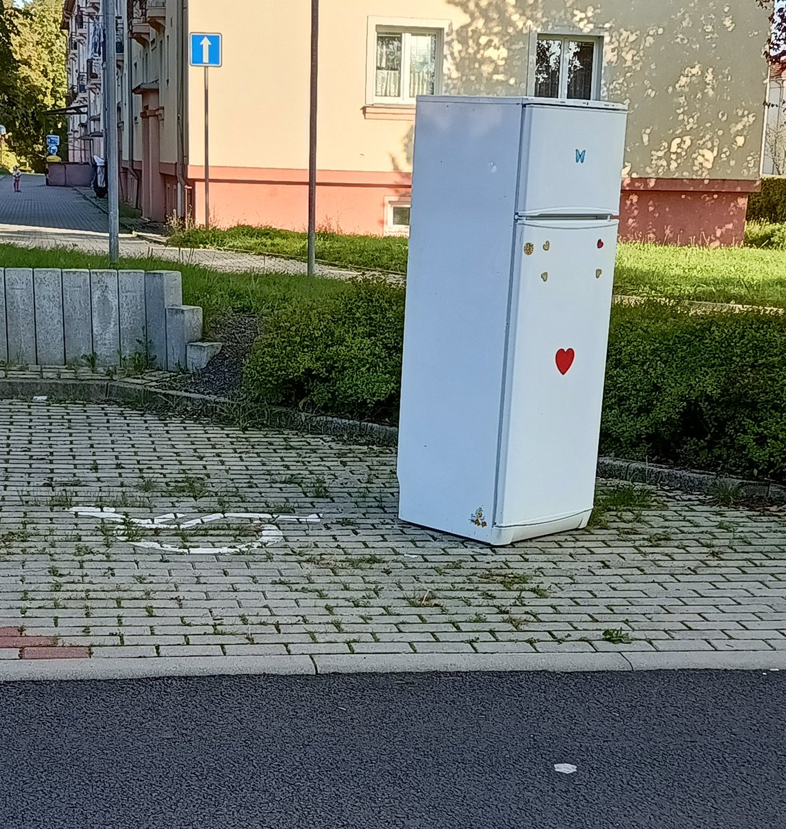 TaVesnicka's tweet photo. Lednice se zaparkovala na invalidech a už tam stojí celý den https://t.co/U7sqIUQnJY