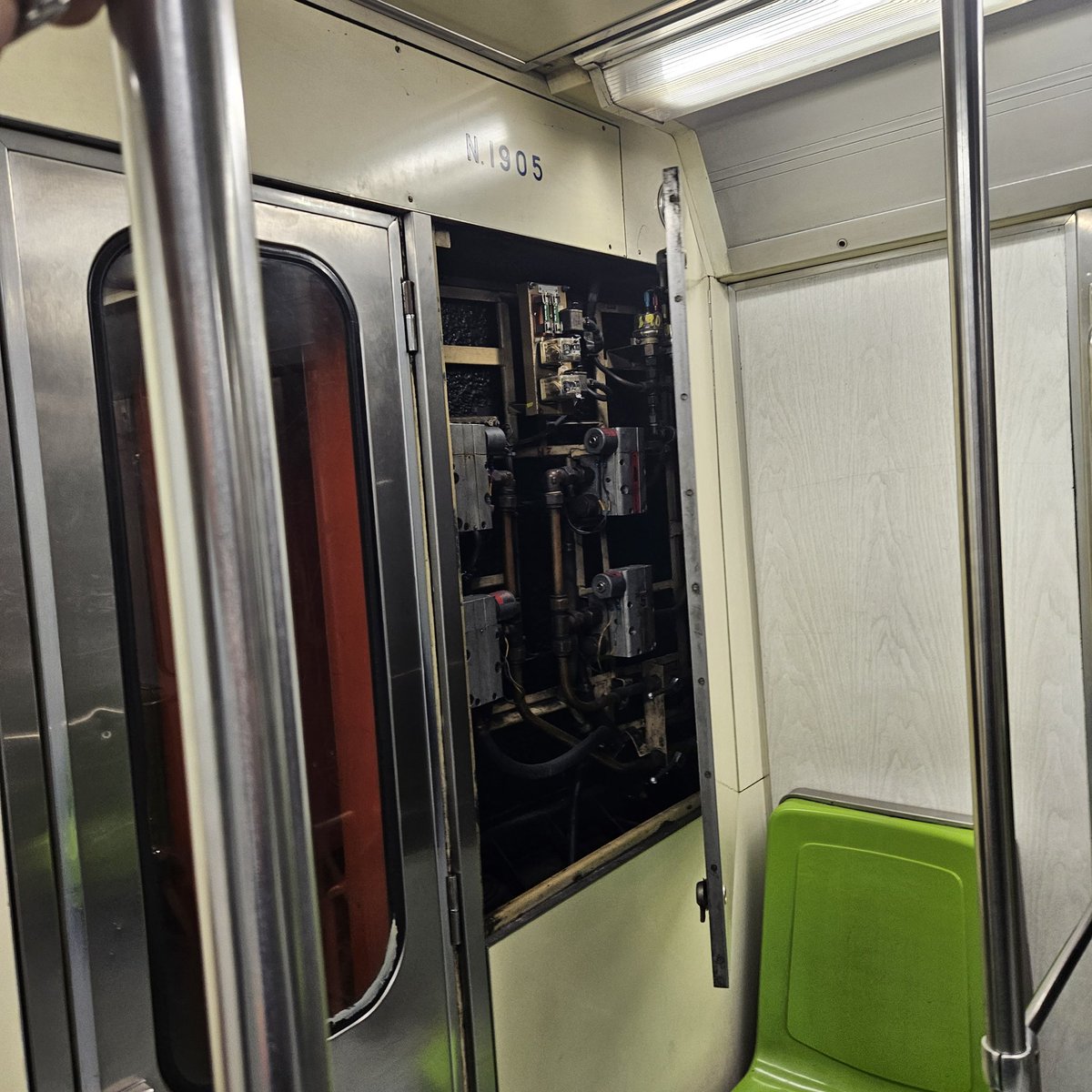 Cobostron's tweet photo. @MetroCDMX vagón 1905, línea 9 dirección Pantitlán, rolen la llave para cerrar el panel. https://t.co/bs0B4Xuq30