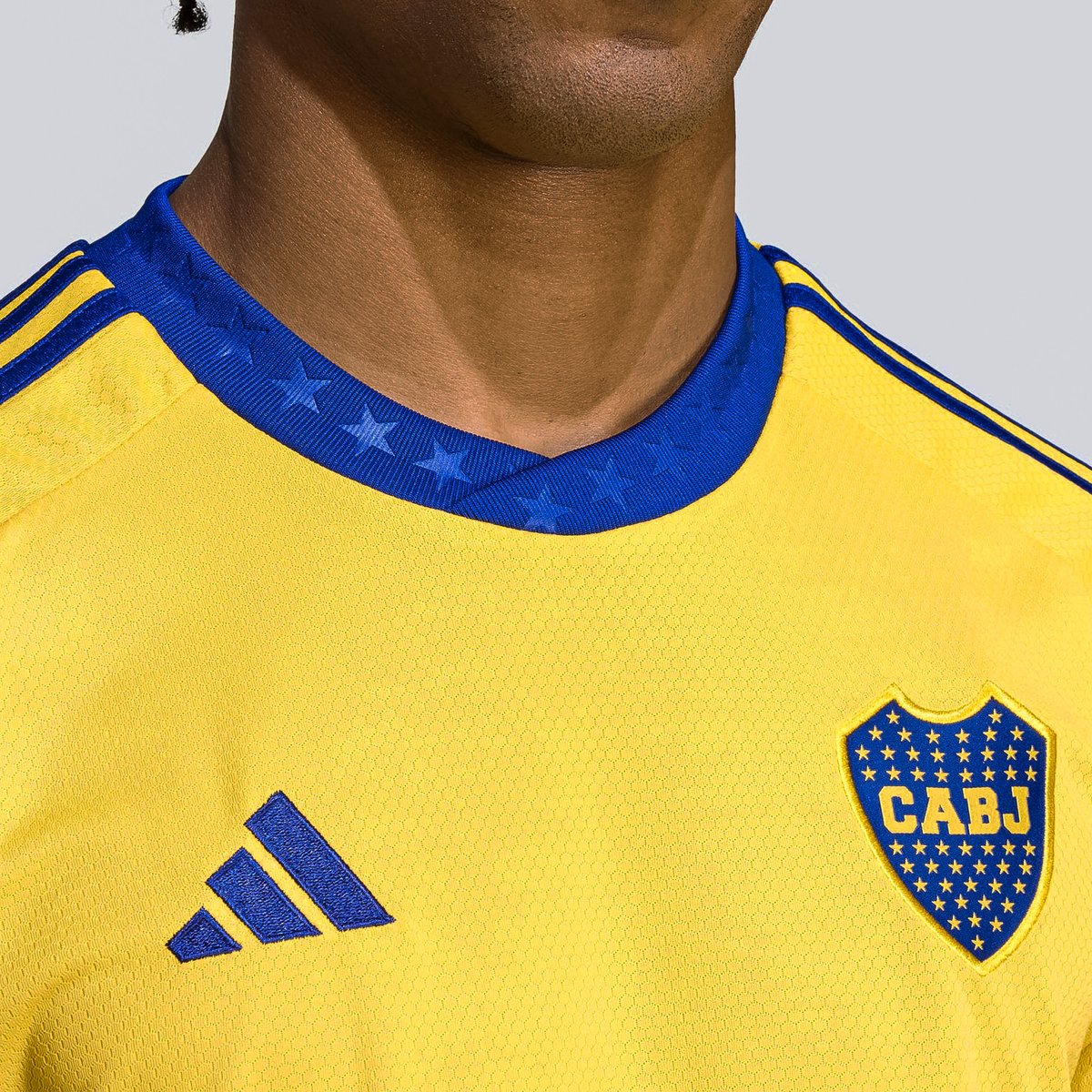 Nueva camiseta alternativa Boca 2023-2024 detalle cuello.