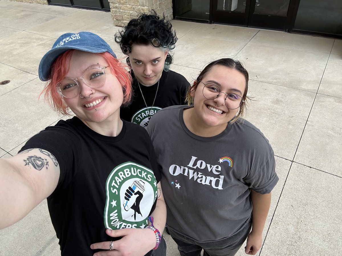 🚨 PARTNERS ON STRIKE! 🚨

407 &amp; McMakin in Bartonville are currently on strike due to severe unstaffing and poor working conditions. No Contract, No Coffee!! 🔥 <a href="/SBWorkersUnited/">Starbucks Workers United</a>