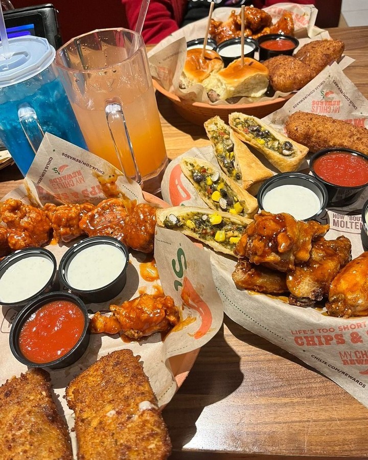 Chicago_Ridge's tweet photo. Chili’s + Your Crew = The Ideal Saturday Night! 👏🏻🤤🍴 https://t.co/cCufL6HETL