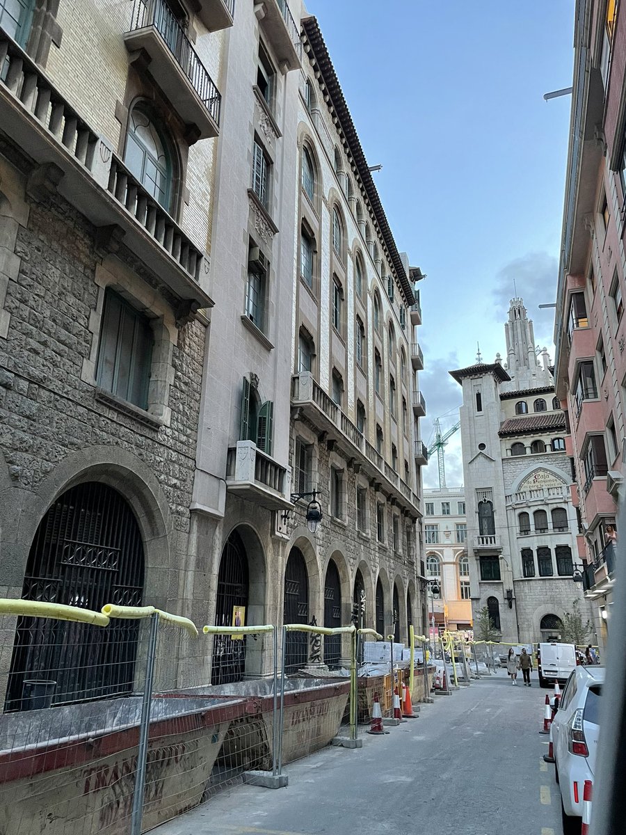 ElMiliu's tweet photo. Dia de curru al centre de barna, infestada de guiris i obres, pero bonica ho es https://t.co/l7Acd9Sv9c