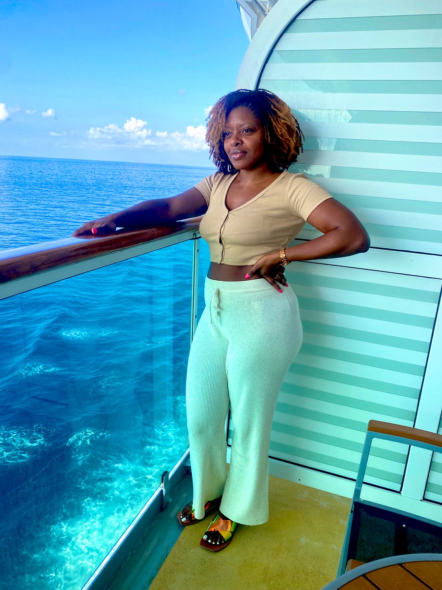 _blackscholar's tweet photo. Cruising 🛳️💁🏾‍♀️🔥 https://t.co/TYgOQLqtlD