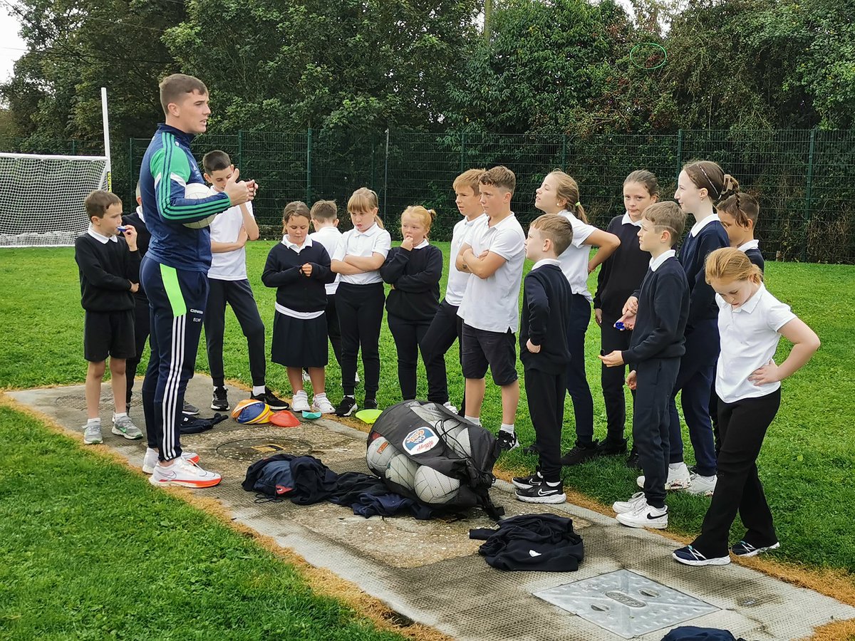 BulgadenN's tweet photo. Great football sessions today with Eoin from @LKCoachingGames, we leant a lot of great ways to practise our skills. @LimerickGAAzine @ https://t.co/igJ9gkvzVq