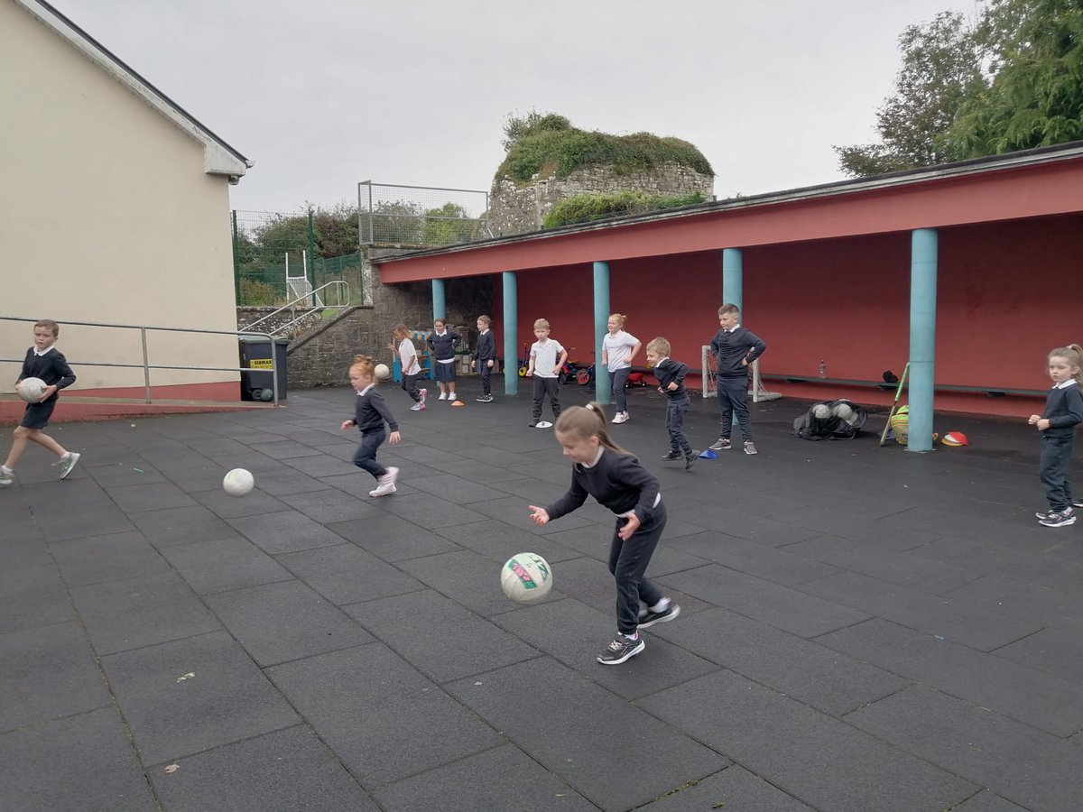 Great football sessions today with Eoin from <a href="/LKCoachingGames/">Limerick GAA Coaching & Games</a>, we leant a lot of great ways to practise our skills. <a href="/LimerickGAAzine/">Green & White Publications</a> @