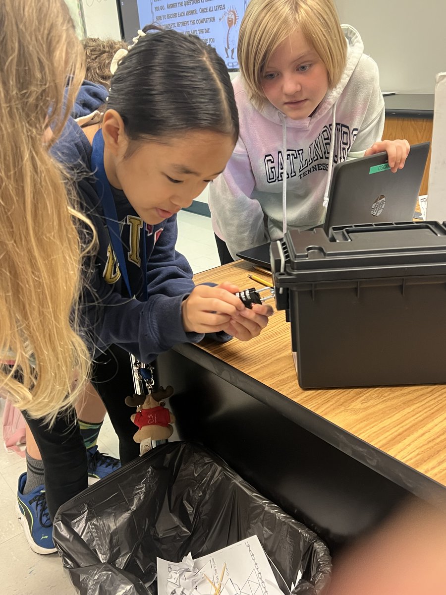 digitalatCG's tweet photo. Technology?✔️ Multiplying Mixed Numbers?✔️
Brain teasers?✔️ Prizes?✔️ Full class engagement?✔️✔️✔️ @SuccessCSISD  @cg_cats @CSISDedtech @CSISD #Shafermath https://t.co/JClc5DU48Q