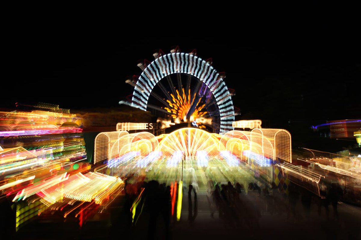Nejat ÜSTÜN beyin fotoğrafını etkili kılan özellikler 
✅Hareketli lunapark ortamının anlatımını güçlendirmek amacıyla  lens ileri geri hareketi ile yapılan uzun pozlama tekniği
✅Temiz ve dikkat dağıtmayan arka plan.
#fotoğraf #canon #nikon  #streetphotography #photography