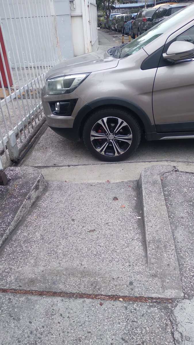 cromwel31's tweet photo. Srs @ATM_Transito .
Entre el Hilton Colón y Las Cámaras hay un auto muy mal parqueado.
No permite el acceso a la rampa para las sillas de ruedas. https://t.co/IhPsyUDfrH
