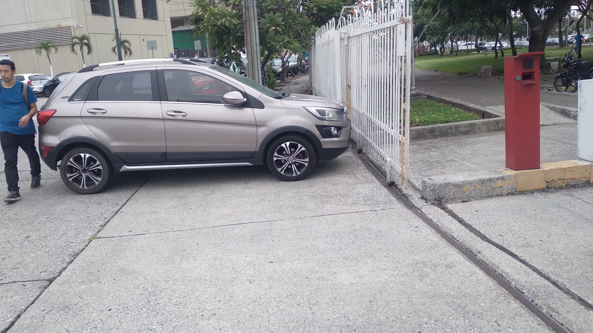 cromwel31's tweet photo. Srs @ATM_Transito .
Entre el Hilton Colón y Las Cámaras hay un auto muy mal parqueado.
No permite el acceso a la rampa para las sillas de ruedas. https://t.co/IhPsyUDfrH