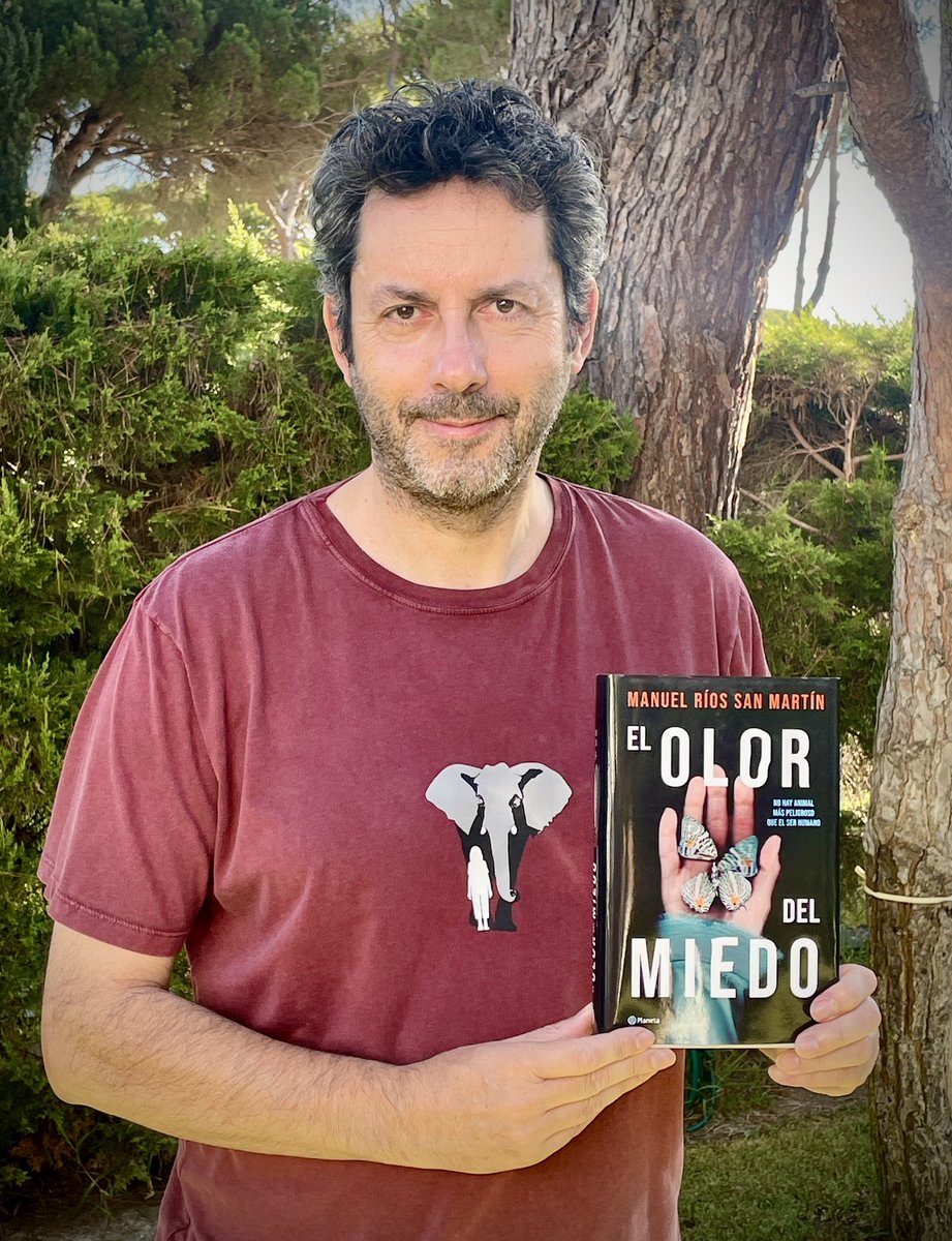 ¡SORTEO! ¿Queréis ganar un ejemplar de «El olor del miedo», junto a una camiseta como la de la foto? 
Para participar tenéis que:
Seguir a <a href="/edit_planeta/">Editorial Planeta</a> y a <a href="/mriossanmartin/">Manuel Ríos San Martín</a>  
Dar RT y like.
Mencionar a una persona
Hasta las 23:59h del miércoles 20 de septiembre.
¡Mucha suerte!