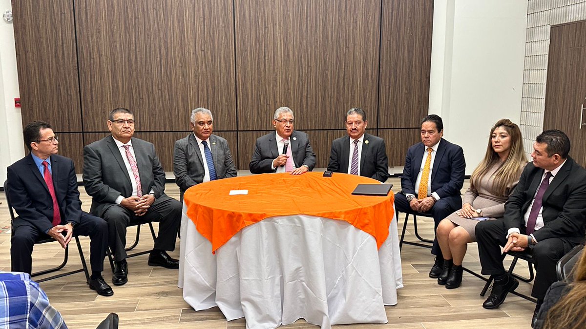 Seccion60SNTE's tweet photo. El Mtro. Alfonso Cepeda Secretario Gral del #SNTE y el Prof. @Carlos_GomezRod, Secretario Gral de la #Secc60, se reunieron con docentes de los programas extraordinarios #PAEX #PICPAE y #FRHEICDT del IPN, dando a conocer los avances del programa de compactación para este sector. https://t.co/4pIuYFIXBo