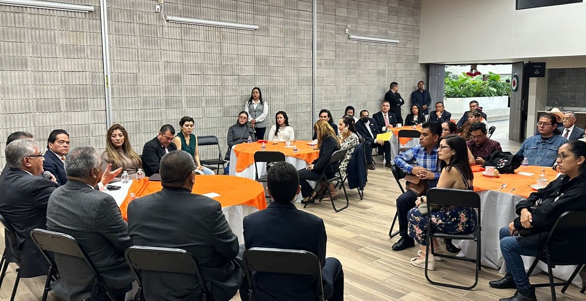 Seccion60SNTE's tweet photo. El Mtro. Alfonso Cepeda Secretario Gral del #SNTE y el Prof. @Carlos_GomezRod, Secretario Gral de la #Secc60, se reunieron con docentes de los programas extraordinarios #PAEX #PICPAE y #FRHEICDT del IPN, dando a conocer los avances del programa de compactación para este sector. https://t.co/4pIuYFIXBo