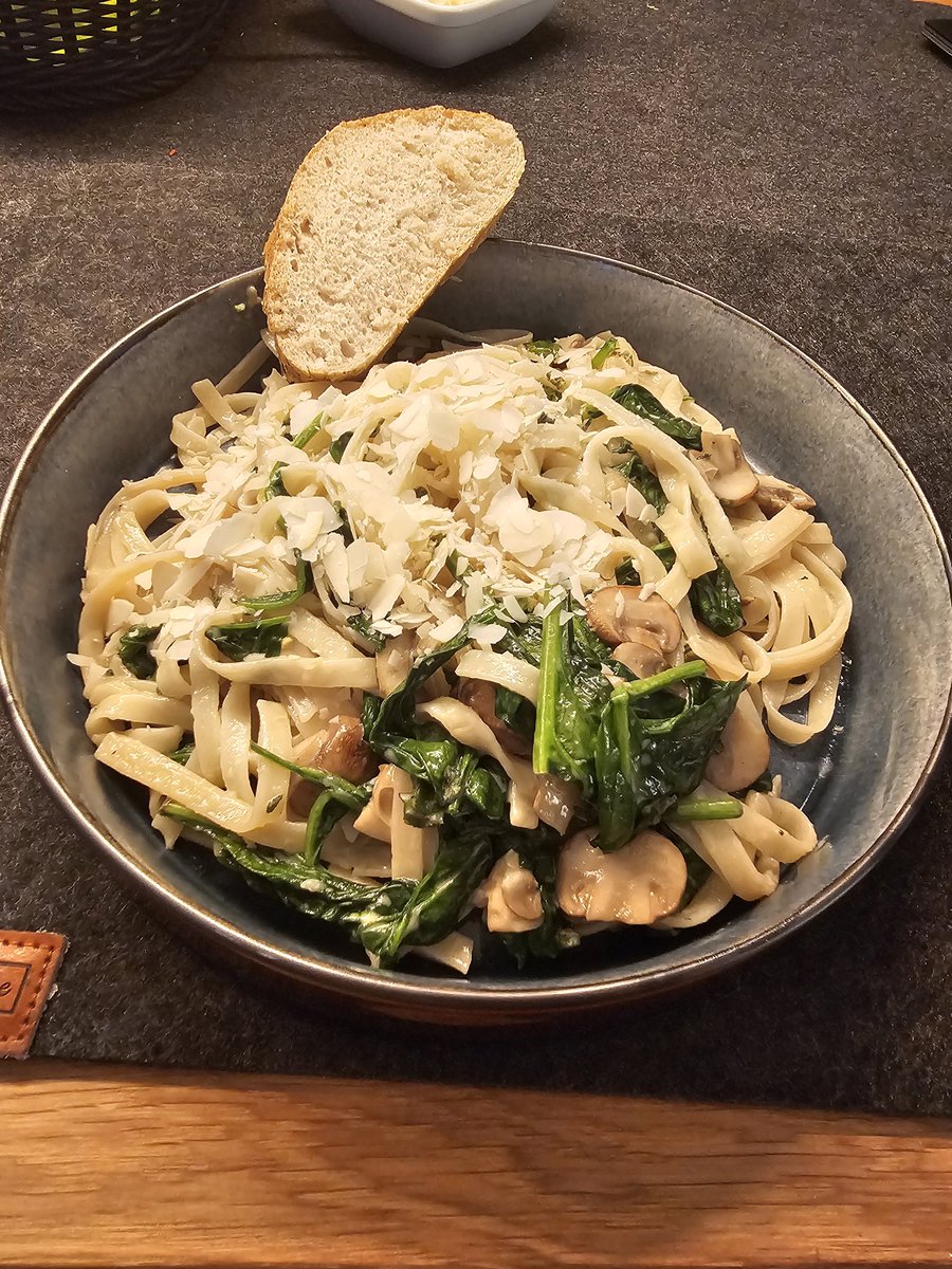 JustASmartie's tweet photo. Richtig lecker. #pasta, Spinat, ein hauch Salbei, etwas Schlagsahne und ne kleine Prise Mandelbruch.
Schnell, #easy, gesund (glaub ich) 😜
Solangsam macht's mir Spaß, auch wenn es nicht mehr #kernkompetenz wird 
#cookingguy #bittezutisch https://t.co/9vIwYb8Gkb