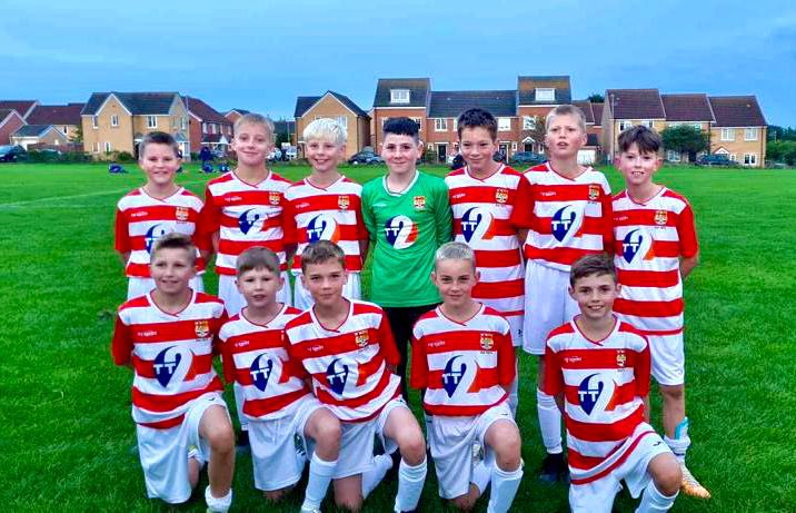 The players and coaches of all 3 of our U12 teams; Reds, Whites and Hoops would like to thank @TT2Limited for their kind sponsorship for the forthcoming season, we are very grateful 👏⚽️🔴⚪️❤️