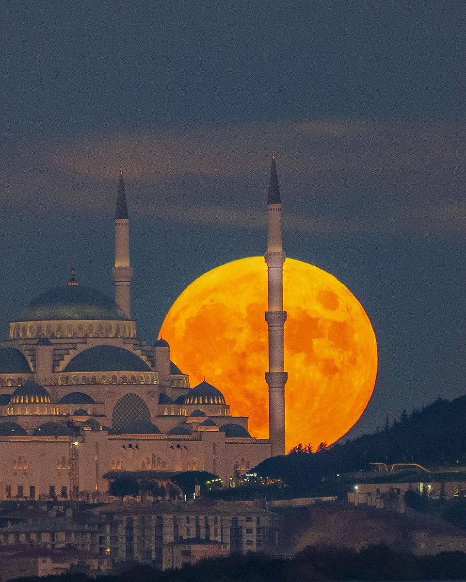 Al__Quraan's tweet photo. Super moon captured behind the largest mosque in Türkiye 🇹🇷 🕌 https://t.co/2VXaVlw3kn