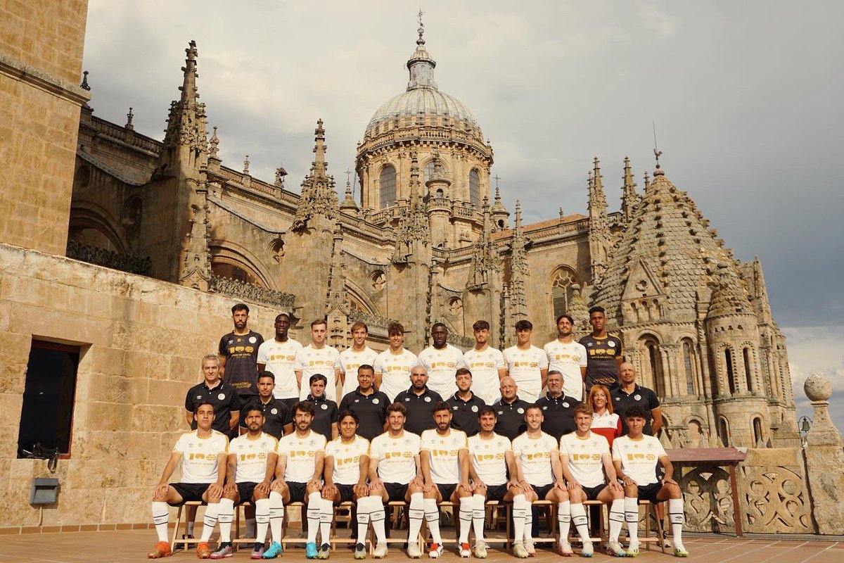 SalamancaCFUDS's tweet photo. 📸 Las fotos oficiales del equipo en la tradicional misa y ofrenda a nuestra Señora la Virgen de la Vega, patrona de nuestra ciudad.

#SalamancaEsDeLaUnion https://t.co/hC83IRhdIn
