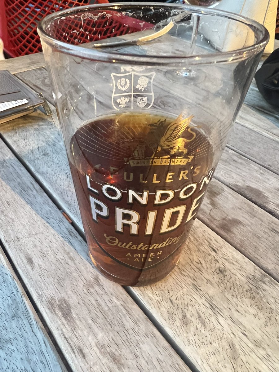 AndrewKeating's tweet photo. @FullersBrewery Here’s the same pint, 20 minutes later, me struggling through it’s lifelessness and dull flat taste. Used to be my go to beer after a spell abroad with much anticipation. It’s a Guiness next and I’m leaving this. https://t.co/FnT9XxY5Qw